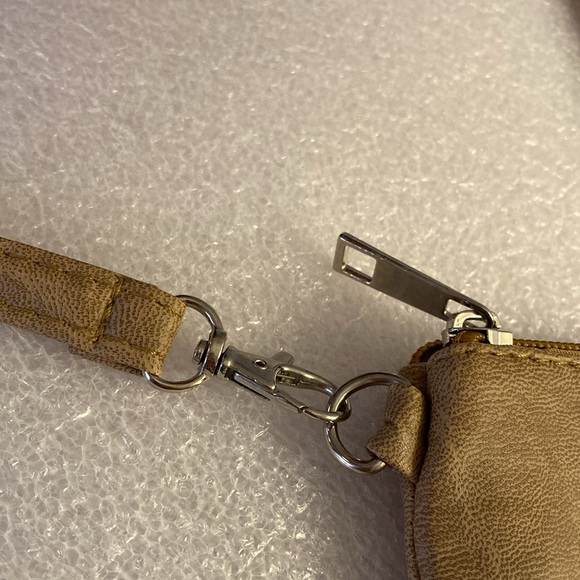 NWOT - Tan Crossbody Zippered Bag Adjustable Strap & Front Floral Design Pocket - Picture 4 of 10